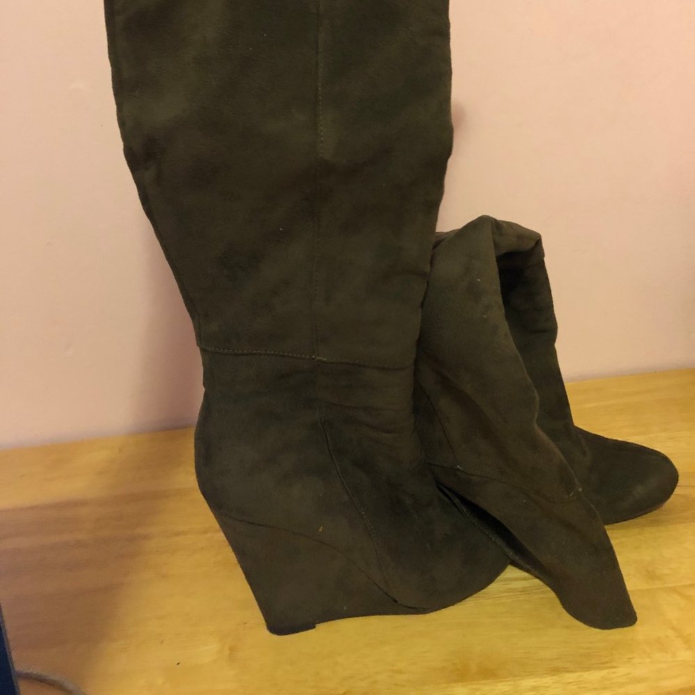 BROWN SUEDE KNEE HIGH WEDGE BOOTS